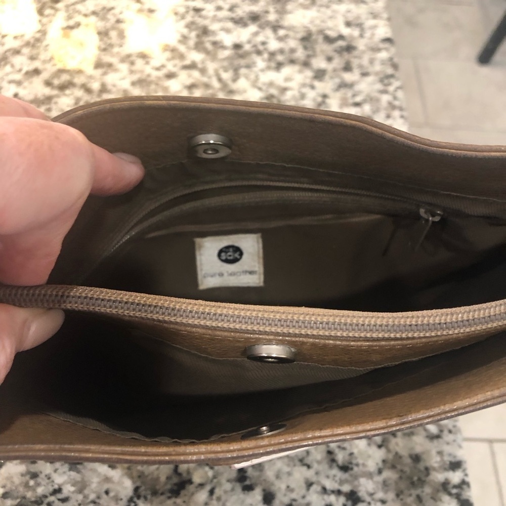 The Sak brown leather shoulder bag. Top zip. Casual outside zip pocket - Picture 5 of 15